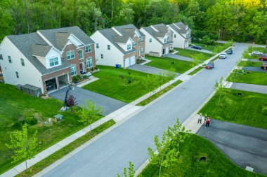 Amerikan lüks gayrimenkulleri tuğla cepheli ve iki araba garajlı tek aile evleri Maryland caddesi ABD hava sahasında yeni bir inşaatta.