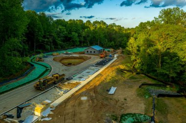 Maryland şantiyesinin hava görüntüsü. Yeni bir otobüs durağı için gerekli ekipman ve gün batımından önce bir kulübe.