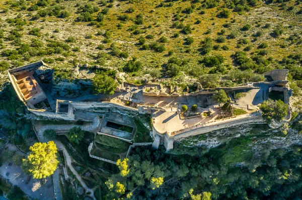 古代の道路でバレンシアスペインの近くに位置するXativa城の空中ビューローマからカルタヘナにつながるオーガスタ経由 接続されている2つの砦 — ストック写真