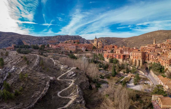 Teruel İspanya 'daki Albarakin' in hava manzarası, kırmızı kumtaşı terasotta ortaçağ evleri, Fas kalesi ve antik şehir duvarları en çok B 'yi seçti.