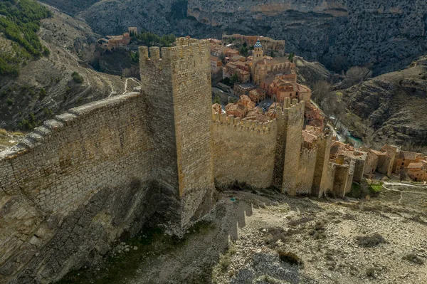 西班牙特鲁埃尔的阿尔巴拉欣空中全景 红色的砂岩梯田 中世纪的房屋 摩尔人的城堡和古城墙被评为最美丽的村庄 — 图库照片