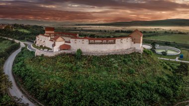 Feldioara, Brasov yakınlarında Romanya 'da yeni restore edilen ortaçağ Sakson şatosu