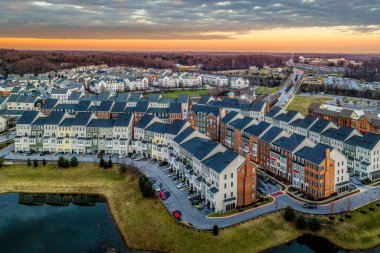 Tipik Doğu Yakası manzaralı gün batımı manzarası. Maryland 'de yeni inşa edilmiş lüks bir banliyö evi. Tuğla kaplamalı Amerikan Rüyası.