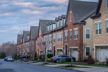 Maryland 'de su kulesi olan tipik bir Amerikan doğu yakası yerleşim yeri.