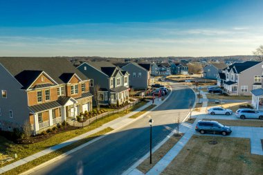 Amerika 'nın tipik üst orta sınıf tek aile banliyölerinin havadan görünüşü. Doğu Yakası' nda vinil kaplamalı.