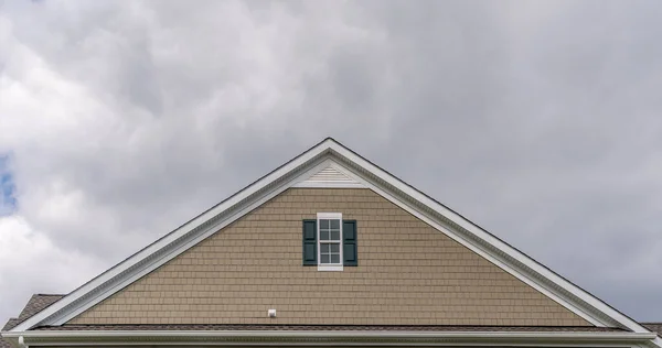 可与米色水平乙烯腿侧边 双挂窗与白色框架 乙烯百叶窗在倾斜的屋顶阁楼上的豪华美国家庭邻居美国 — 图库照片
