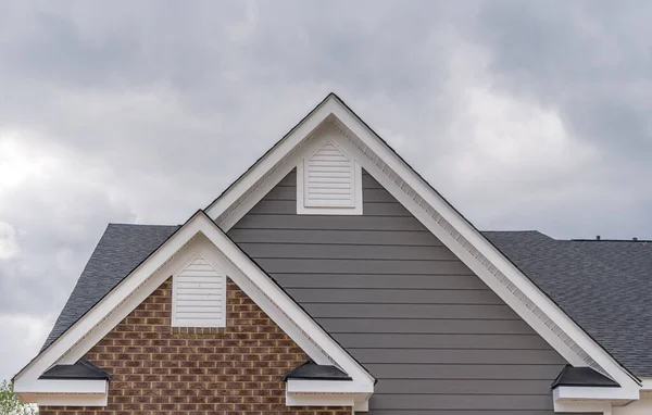 Gable Con Revestimiento Vinilo Horizontal Gris Ventana Colgada Doble Con —  Fotos de Stock