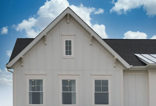 Stylish Single Family House Facade White Vertical Vinyl Siding Gable — Stock Photo, Image