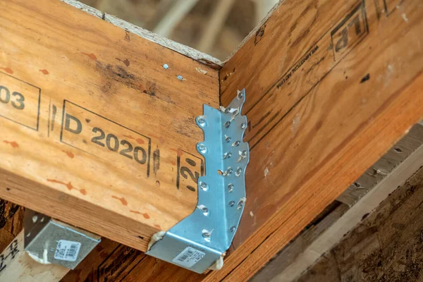 Galvanize metal konnektör plakalarını kapatın, ahşap kiriş, kirişler, yeni bir konut alanı için kirişleri tutun.