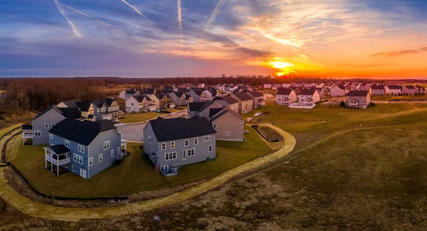 Předměstská Čtvrť Ulice Nově Postavené Rodinné Domy Americkém Rezidenčním Developmentu — Stock fotografie