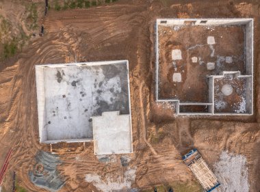 Maryland ABD 'deki yeni bir inşaat alanındaki lüks aile evlerinin beton temellerinin havadan görünüşü