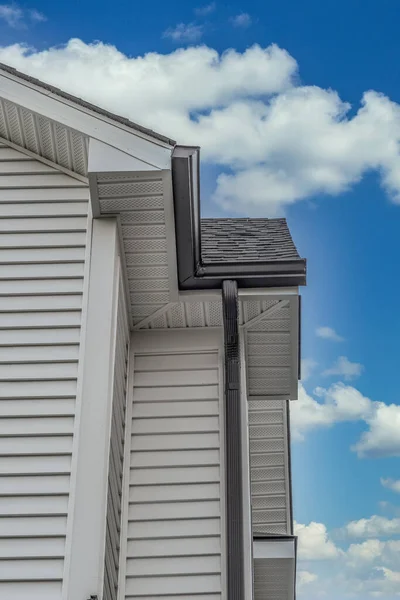 Closeup View Dark Metal Gutter System White Horizontal Vinyl Siding — Φωτογραφία Αρχείου