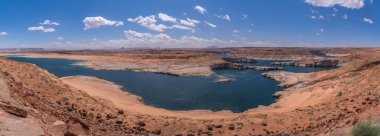 Arizona 'daki Powell Gölü' nün panoramik manzarası.