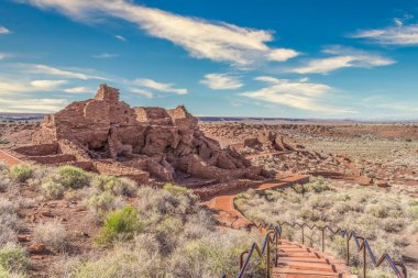Wupatki Ulusal Anıtı Arizona 'nın kuzeyinde Flagstaff yakınlarında yer alıyor. Antik Sinagua Pueblo halkı tarafından inşa edilmiş kırmızı taştan yapılmış Amerikan yerlisi arkeolojik tepe yerleşim alanları, mavi gökyüzü