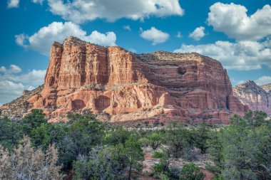 Ünlü Sedona kızıl kaya oluşumlarının hava görüntüsü: Katedral kaya, çan taşı, Arizona 'daki adliye binası terası mavi bulutlu gökyüzü.