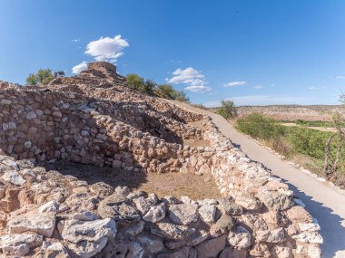 Arizona 'daki Tuzigoot Tepesi Ulusal Anıtı' nın yaz manzarası Sinagua halkının Verde Vadisi 'ndeki tarihi evi, Clarksdale yakınlarındaki çok katlı harabeler kireçtaşı.