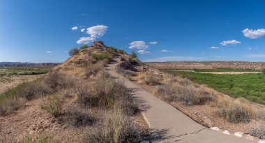 Arizona 'daki Tuzigoot Tepesi Ulusal Anıtı' nın yaz manzarası Sinagua halkının Verde Vadisi 'ndeki tarihi evi, Clarksdale yakınlarındaki çok katlı harabeler kireçtaşı.