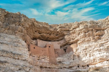 Montezuma Şatosu Ulusal Anıtı 'nın yakın görüntüsü, mavi gökyüzü antik uçurum Verde Arizona Kampı' nda yerli Sinagua halkı tarafından, erken dönem taş ve havan taşından yapılmış, kireç taşından yapılmış.
