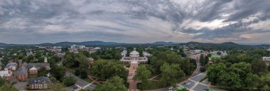 Charlottesville 'deki Virginia Üniversitesi' nin ünlü Rotunda binasının hava manzarası. Başkan Jefferson tarafından klasik Yunan kemerleri tasarlanmış kampüs simgesi.