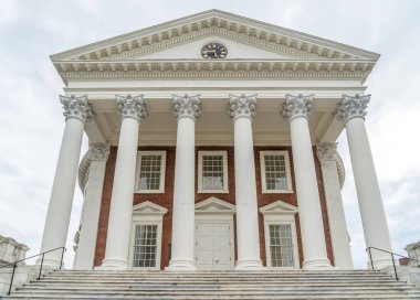 Charlottesville 'deki Virginia Üniversitesi' nin ünlü kubbe binası. Başkan Jefferson tarafından klasik Yunan kemerleri tasarlanmış. Tarafsız gökyüzü ile kampüsün sembolik binası.