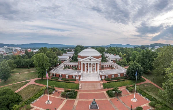 Charlottesville 'deki Virginia Üniversitesi' nin ünlü Rotunda binasının hava manzarası. Başkan Jefferson tarafından klasik Yunan kemerleri tasarlanmış kampüs simgesi.