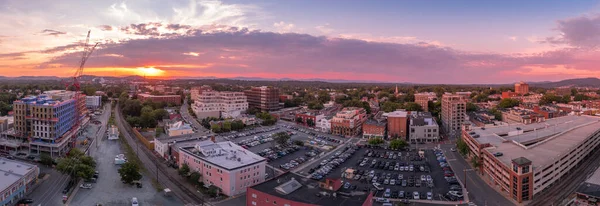 Vista Aérea Pôr Sol Centro Charlottesville Virgínia Com Novo Prédio — Fotografia de Stock