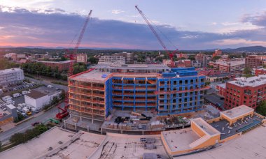 İnşaat binasının altında kırmızı vinçler hava manzaralı.