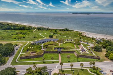 Fort Moultrie 'nin Sullivan' s Island Charleston, Güney Carolina 'daki havadan görünüşü Amerikan Devrimci Savaşı' ndan limanı koruyor.