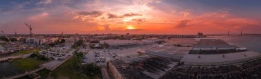 Güney Carolina 'da Charleston Limanı manzaralı tarihi merkez Fransız Mahallesi Batarya Güvertesi ve Waterfront Parkı dramatik renkli günbatımı gökyüzü