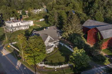 Waybe 'deki Starrucca Pensilvanya' nın havadan görünüşü New York eyalet sınırı boyunca uzanan tarihi bir semt. Vadideki iki küçük kırsal köy, ahır, han ve postahane.