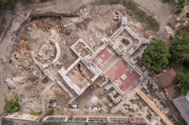 Matra Dağları 'ndaki Abasar Heves ilçesinde yeni kazılmış ve kısmen restore edilmiş kraliyet sarayı ve kilise kalıntılarının havadan görünüşü.