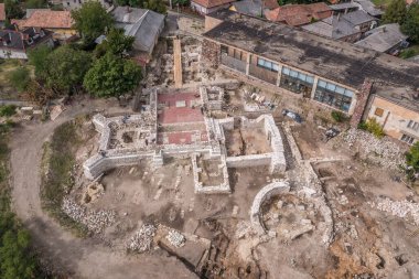 Matra Dağları 'ndaki Abasar Heves ilçesinde yeni kazılmış ve kısmen restore edilmiş kraliyet sarayı ve kilise kalıntılarının havadan görünüşü.