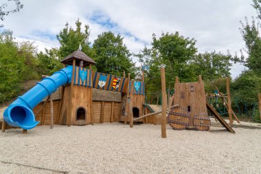 Ortaçağ tarihi temalı oyun parkı ahşap şato, kaydırak, tırmanma tahtası COVID sırasında boş duruyor.