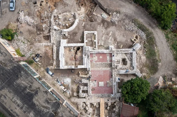 新しく発掘され 部分的に復元された王宮とアッバサルの教会遺跡の空中ビュー Rotundaとマトラ山脈ハンガリーの郡を持っています — ストック写真