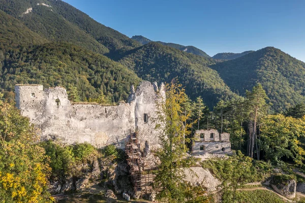 Vista Aérea Colina Abandonada Ruina Del Castillo Gótico Blatnica Eslovaquia — Foto de Stock