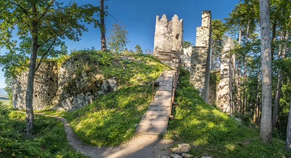 Vista Aérea Colina Abandonada Castelo Gótico Ruína Blatnica Eslováquia Cercada — Fotografia de Stock