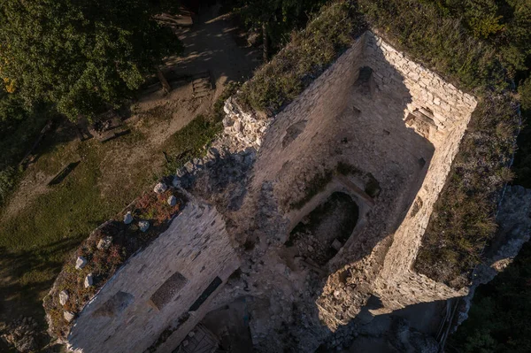 Vista Aérea Colina Abandonada Castelo Gótico Ruína Blatnica Eslováquia Cercada — Fotografia de Stock