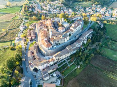 Val Tiberina 'nın Yüksek Şatosu: Monterchi' nin Arezzo, İtalya 'daki Ortaçağ Kalesi ve Sanatsal Sığınağı