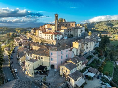 Val Tiberina 'nın Yüksek Şatosu: Monterchi' nin Arezzo, İtalya 'daki Ortaçağ Kalesi ve Sanatsal Sığınağı