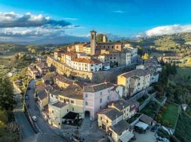 Val Tiberina 'nın Yüksek Şatosu: Monterchi' nin Arezzo, İtalya 'daki Ortaçağ Kalesi ve Sanatsal Sığınağı