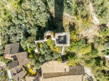 Umbria 'nın Saklı Tepe Kalesi' nin havadan görünüşü. Kare kale ve yuvarlak kuleyle harabe.