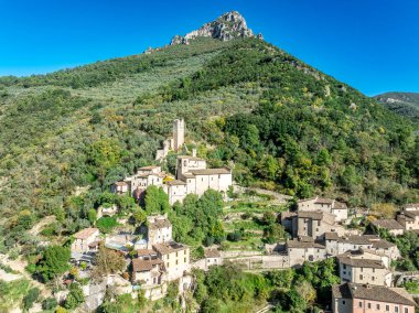 Apeninlerin havadan görünüşü, Monterivoso. Bir Kale tarafından taçlandırılmış, uzun kare bir kulesi olan ebedi bir İtalyan köyü.