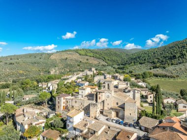Eggi 'nin havadan görünüşü: Umbria' nın Spoleto Vadisi 'ndeki Antik İtalyan Hilltop Köyü, Ortaçağ Duvarları, Panoramik Manzaralar ve Tarihi Büyüler İçin Tanınmış
