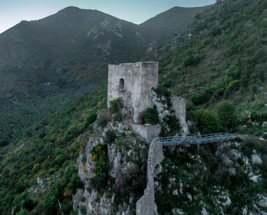 Venafro 'nun havadan görünüşü: Molise' in Hilltop Town, Pandone kalesindeki Antik Roma Mirası & Ortaçağ Büyüsü