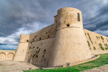 Abruzzo İtalya 'daki Ortona şatosunun duvarları ve kaleleri restore edildi.