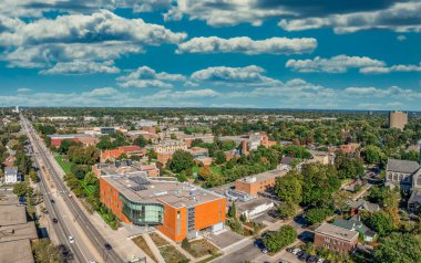 Anderson Center 'ın St Paul Minnesota' daki Hamline Üniversitesi 'ndeki hava görüntüsü bulutlu mavi gökyüzü
