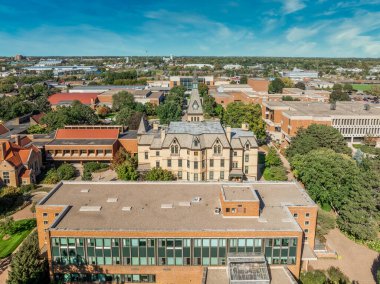 St. Paul Minnesota 'da saat kulesi olan Hamline Üniversitesi Eski Ana Binası' nın hava görüntüsü.