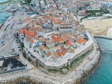 Termoli Tarihi Borgo 'nun havadan görünüşü: Norman Kalesi, Antik Duvarlar, Trabucco Molise' nin Ortaçağ Tepesi Kalesinden Adriyatik Balıkçılığı Bakışları