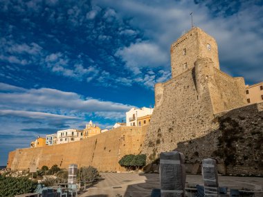 Termoli Ortaçağ şehir merkezinin antik duvarları ve Molise İtalya 'daki Norman şatosu.