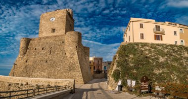 Termoli Ortaçağ şehir merkezinin antik duvarları ve Molise İtalya 'daki Norman şatosu.